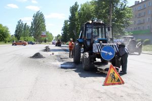 В Еманжелинском районе идет ямочный ремонт дорог