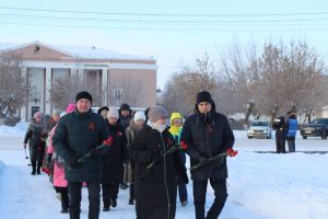 В Еманжелинске жители города в День Героев Отечества возложили цветы к Вечному огню