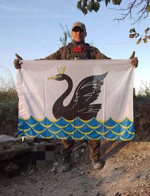 Наш солдат-земляк Андрей А. сфотографировался на Донбассе с флагом Еманжелинского района