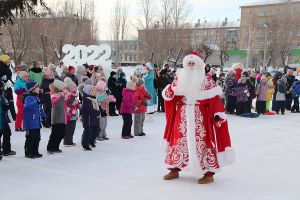 В городском сквере Еманжелинска прошел праздник «Новогодняя весЁлка»