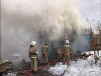В Еманжелинске 13 марта в результате пожара серьезно пострадал жилой дом и сгорела автомашина