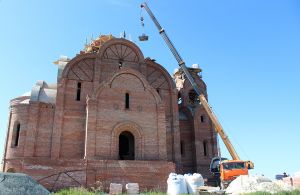 На возводимом в Еманжелинске Сретенском храме скоро установят купола