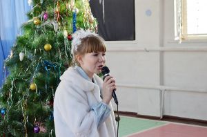 Студенты еманжелинского филиала Первомайского техникума провели новогодний спектакль для младших классов 11-й школы