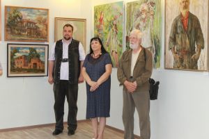 В еманжелинском музее открылась выставка работ художников Левшич из Троицка