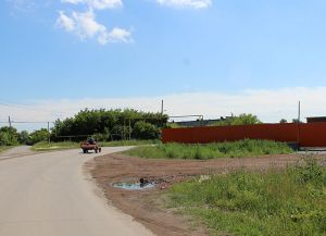 В Еманжелинске появился забор, который может стать причиной ДТП