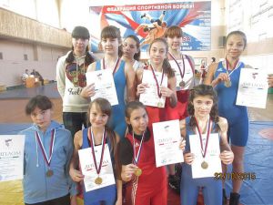 Южноуральские спортсменки на всероссийском турнире по вольной борьбе завоевали 43 медали, в том числе восемь заслужили еманжелиночки
