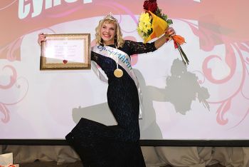Гран-при конкурса «СуперМАМА» в Еманжелинском районе завоевала Александра Козлова, юрист по профессии, артист по призванию, мама двух сыновей
