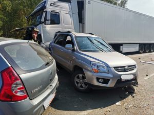 За Красногорским столкнулись четыре авто: тяжелый грузовик въехал в легковушки-иномарки