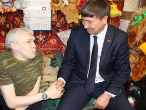 Неравнодушные еманжелинцы подарили своему земляку Александру Субочеву импортную инвалидную коляску