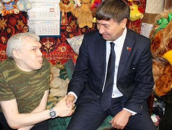 Неравнодушные еманжелинцы подарили своему земляку Александру Субочеву импортную инвалидную коляску