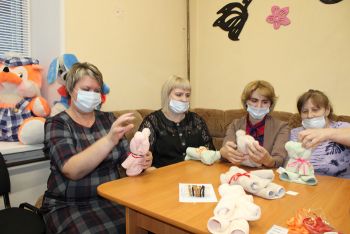 В канун Дня матери поздравления принимали многодетные мамочки Еманжелинского района