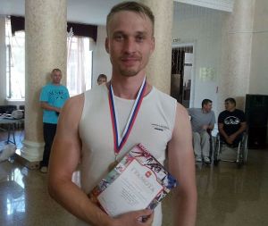 Еманжелинец Дмитрий Хмелевский отлично открыл новый сезон, завоевав золото чемпионата области по армспорту