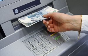 Житель Еманжелинска перевел мошенникам деньги с карты