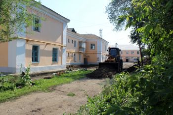 В поселке Красногорском Еманжелинского района началось комплексное благоустройство большого двора