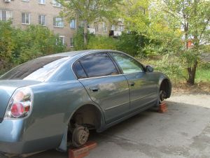 За ночь в Еманжелинском районе с двух автомобилей марки «Ниссан» сняли колеса