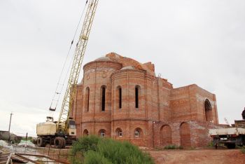 В Еманжелинске строители завершают монтировать своды над алтарем Сретенского храма