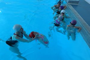 В Еманжелинске инструкторы Красного Креста провели занятия на суше и воде