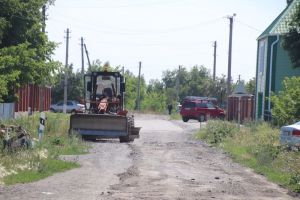 В поселке Зауральском выполняются работы по грейдированию и подсыпке дорог
