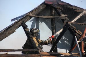 Во время пожара в Еманжелинске серьезные ожоги получил мужчина