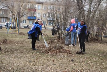 В Еманжелинске массовый субботник прошел в сквере Дружбы