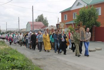 Православные прошли по главным улицам Еманжелинска от Свято-Введенской церкви до Сретенского храма