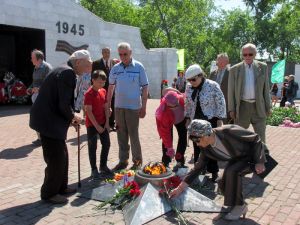 В Еманжелинске прошел митинг-реквием памяти павших в Великой Отечественной войне «В сердцах. Навеки»