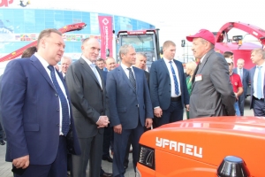 Губернатор Борис Дубровский рассматривает еманжелинские мини-трактора