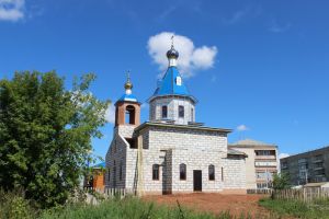 В поселке Красногорском Еманжелинского района установлены купола на строящемся храме