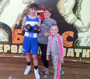Никита Гаврилюк с сестрой Виттой и племянником, начинающим боксером Артемием - это главная группа поддержки спортсмена 