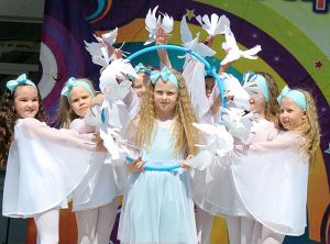 150 воспитанников детских садов выступили на фестивале «Золотое яблоко» в Еманжелинске