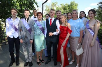 В Еманжелинске состоялся выпускной бал: 136 девушек и юношей простились со школой