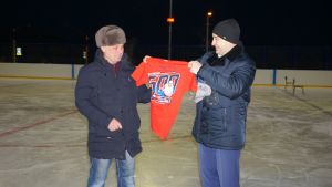 Знаменитый хоккеист Александр Овечкин передал предпринимателю из поселка Зауральского футболку и бейсболку с автографом