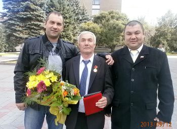 Фарит Нагимович (в центре) с учеником Романом Нечаевым и сыном Тимуром после награждения премией ЗСО, 2013 год