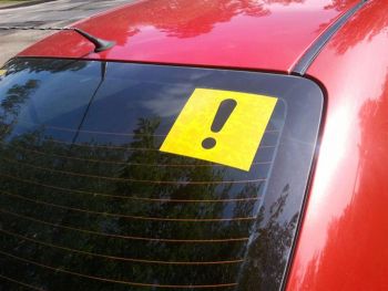 Изменения в ПДД: водителей будут штрафовать если на заднем стекле нет необходимых наклеек