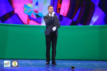 Данил Саломатов на сцене играет роль директора театра