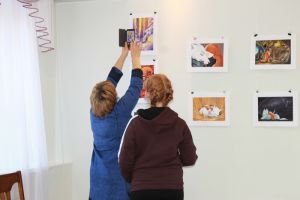 В еманжелинском музее открылась выставка художника и иллюстратора Екатерины Шлехт