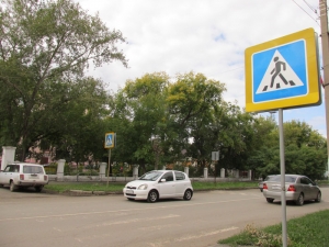 Оживленный участок дороги на улице Ленина около школы № 4