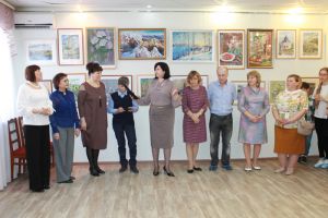 В Еманжелинске открылась выставка, на которой впервые представлены работы преподавателей всех школ искусств района