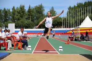 На чемпионате России уроженец Еманжелинского района Александр Чернов стал серебряным призером по прыжкам в длину