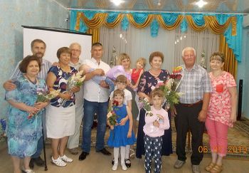 В Красногорском Еманжелинского района сотрудники ЗАГСа и члены поселкового женсовета чествовали четыре семейных пары