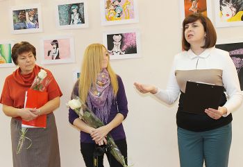 Директор музея Светлана Летунова представляет авторов выставок - Екатерину Шлехт (в центре) и Ирину Москвину (слева)