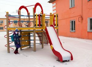 В Красногорском Еманжелинского района установили новый детский игровой комплекс