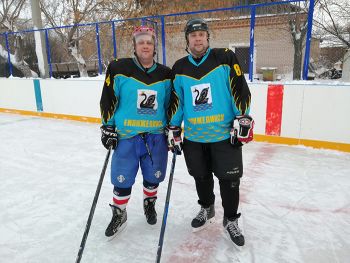 С Новым годом еманжелинцев поздравляет Константин и Дмитрий Кальницкие, братья с детства увлечены хоккеем, они и сейчас активно играют и в роли нападающих участвуют сразу в двух турнирах