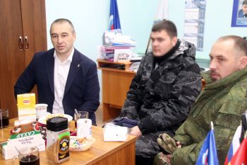 Глава района Евгений Светлов встретился с еманжелинцами, приехавшими из мест боевого слаживания домой в короткий отпуск