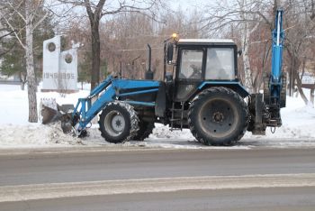 Коммунальные службы Еманжелинского района ведут борьбу со снежными завалами