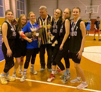 Баскетболистки школы № 15 из Зауральского завоевали путевку на региональный финал чемпионата «Локобаскет»