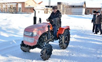 Гость из Москвы лично прокатился на новом мини-тракторе