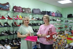 Продавцы-консультанты обувного магазина «21 век» в Еманжелинске Виктория Молчанова и Олеся Воронкова работают в сфере торговли почти 20 лет