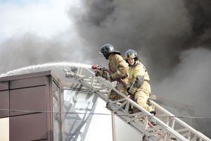 Причину пожара на крыше строящегося спортивно-оздоровительного комплекса в Еманжелинске установит экспертиза