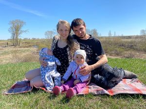 Светлана и Виктор Томиловы с дочками на берегу реки Увельки, что напротив дома, где живет семья